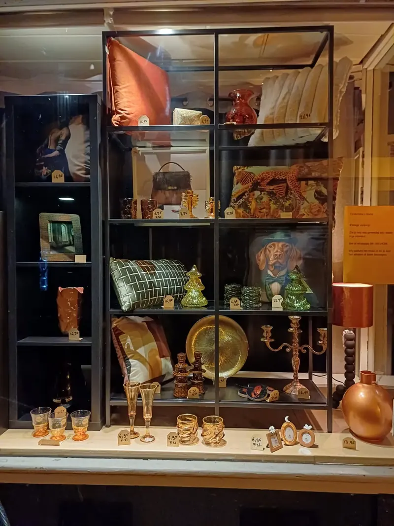 De etalage van Cinderella’s Home aan de Hoogstraat