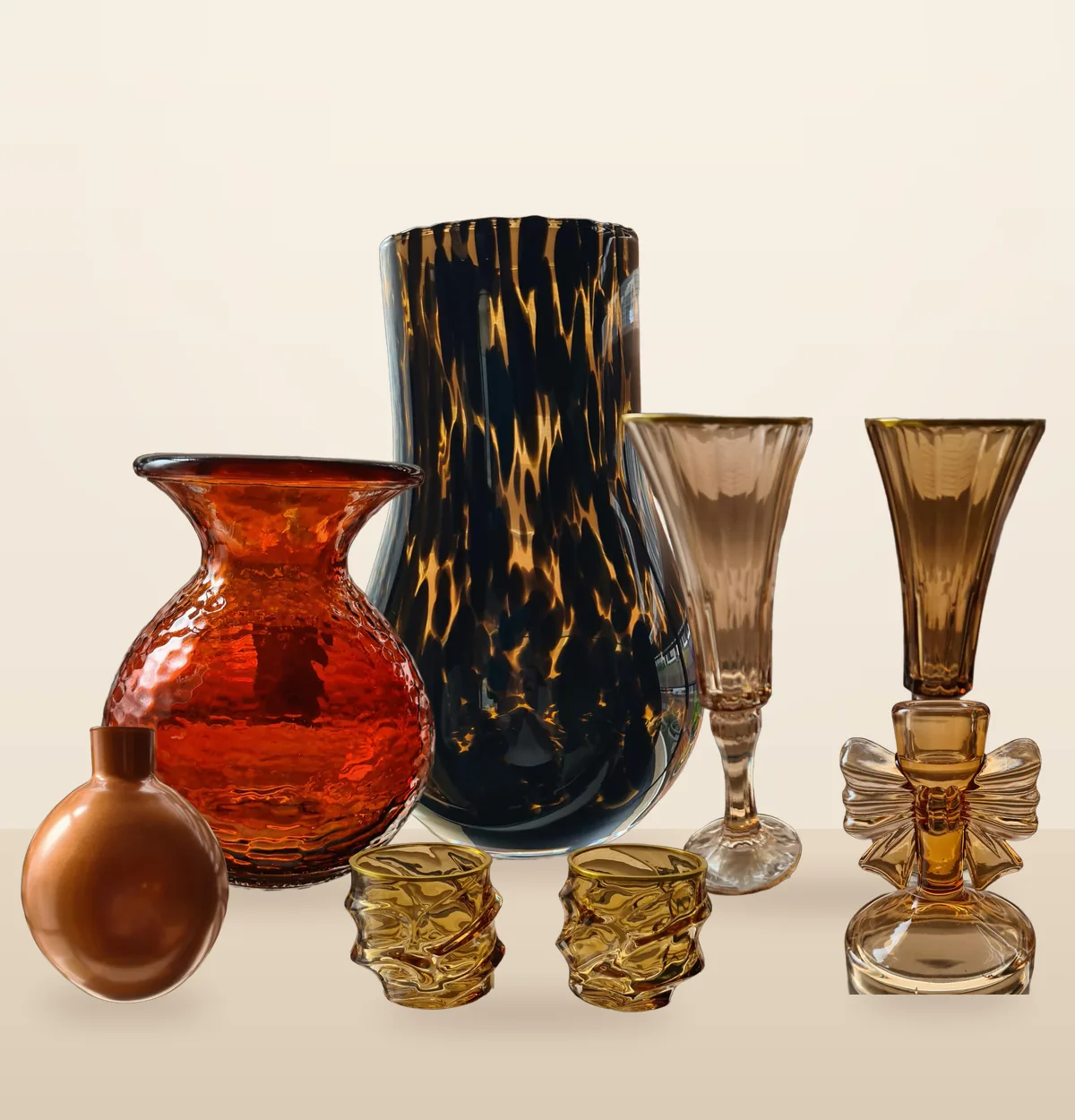 Vazen, kandelaar, champagneglazen en waxinelichthouders in amber en koper